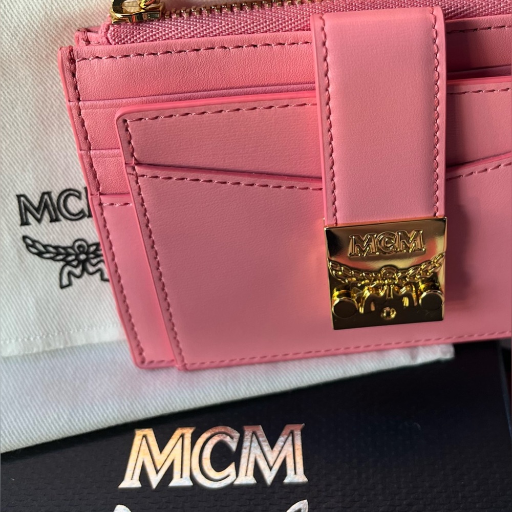 MCM 🎀 Pink NWT “Patricia” Zip Card Case/Wallet with Gold tone hardware 🎀 - Picture 4 of 12